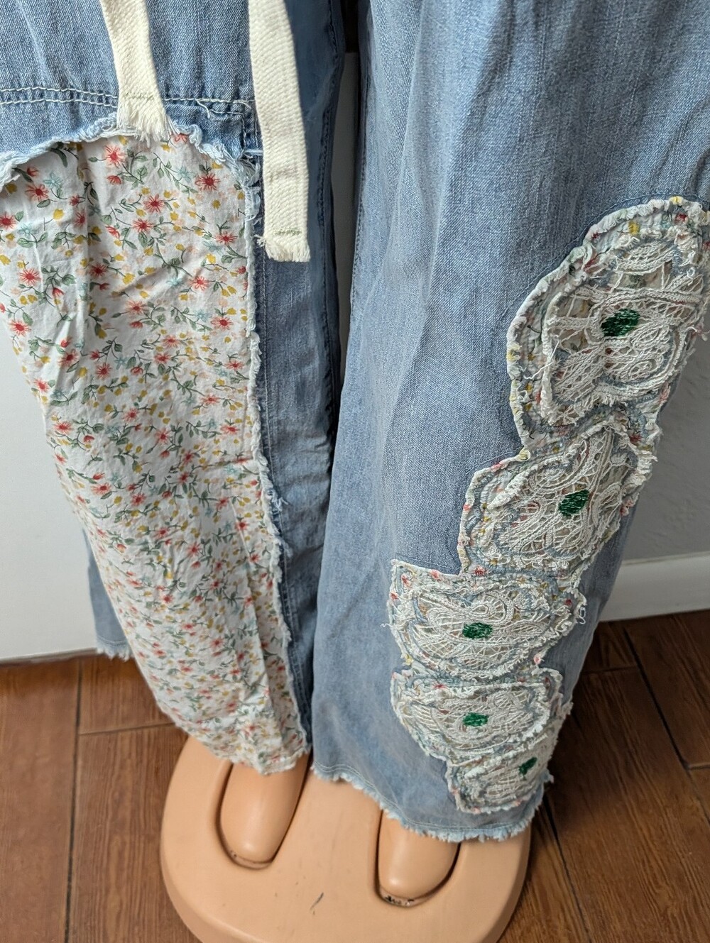 POL Drawstring Lace Floral Patchwork Wide Leg Flare Jeans Size M - Picture 3 of 10